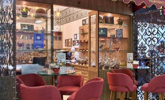 Fachada e ambiente interno da Villa Amêndoa